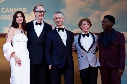 Anne Hathaway, James Gray, Jeremy Strong, Banks Repeta and Jaylin Webb attends the photocall of 'Armageddon Time' during the 75th annual Cannes Film Festival, 20 May 2022.