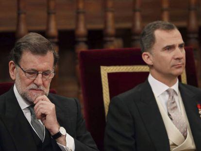 The king (r) with acting Prime Minister Mariano Rajoy at a recent award ceremony.