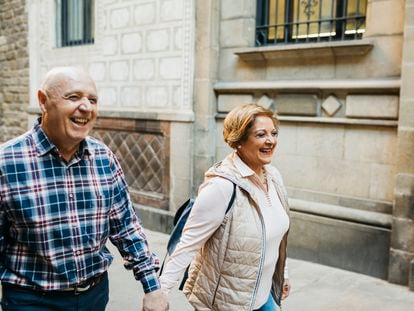 A couple walks through the streets of Barcelona.