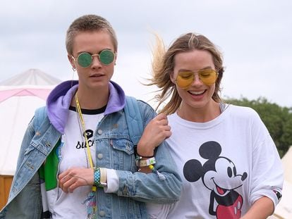 Cara Delevingne (l) and Margot Robbie during the 2017 Glastonbury Festival in England.