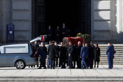 The Franco family prepares to place the coffin in the funeral car, 