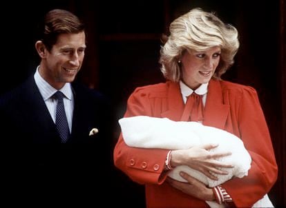 On September 16, 1984, Charles and Diana of Wales left St. Mary's Hospital with their second son, Henry.