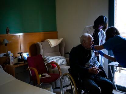 A resident at a Barcelona senior home receives his Covid-19 vaccine.