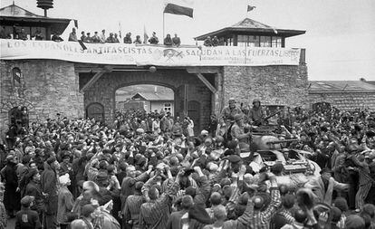 Republican prisoners welcome US troops on May 5, 1945.