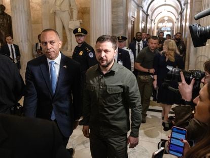 Ukrainian President Volodymyr Zelensky (C) walks with US House Minority Leader Hakeem Jeffries (L)