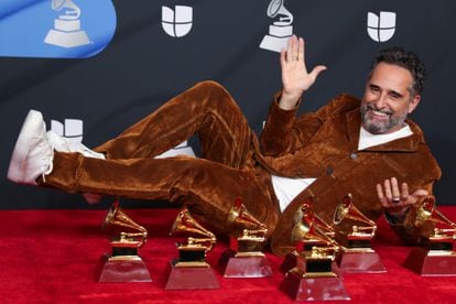 Jorge Drexler poses with his Latin Grammy Awards.