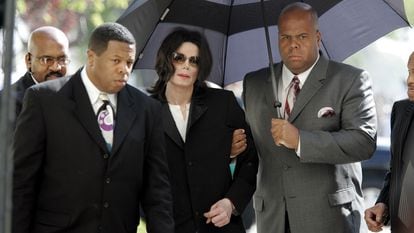 Michael Jackson arriving at a court in Santa Barbara, March 10, 2005.