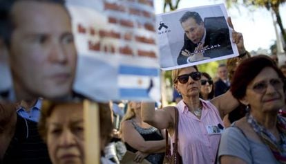 People hold a protest in favor of Alberto Nisman.