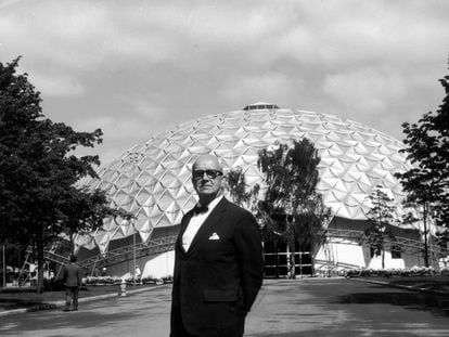 The American architect Richard Buckminster Fuller, in 1960 in front of his geodesic dome.