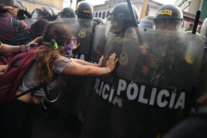 People protest outside the Police Investigation Operations Center - DIRINCRI to demand the liberation of the arrested at the campus of the University of San Marcos in Lima on January 21, 2023.