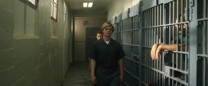 Evan Peters como Jeffrey Dahmer en la serie de Netflix 'Dahmer'.