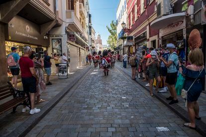 parade for the ceremony of the keys, which takes place every Saturday and represents the closing of the entrance to the city passes through the Main Street of Gibraltar