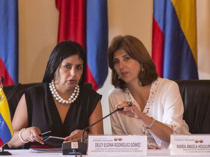 The foreign ministers of Venezuela (left) and Colombia at a joint press conference.
