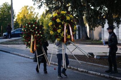Wreaths of flowers arrive at the El Pardo-Mingorrubio cemetery, where the remains of the dictator Francisco Franco will be reburied.