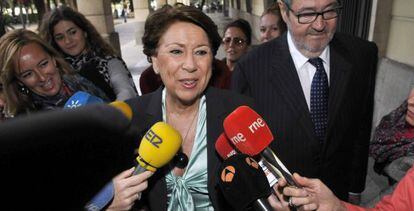 Ex-Socialist minister Magdalena Álvarez outside the Seville court last November.