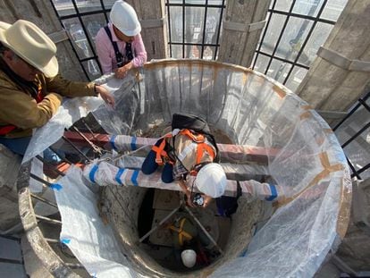 Workers during the restoration of the Mexico City Metropolitan Cathedral.