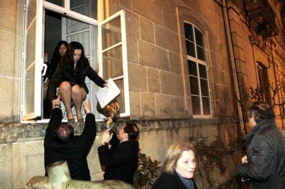 Councilors in Ponteareas make their escape through a back window of the town hall as demonstrators clashed with police. 