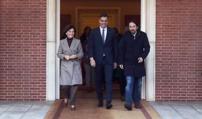 (l-r) Deputy Prime Minister Carmen Calvo, Prime Minister Pedro Sánchez and Deputy Prime Minister Pablo Iglesias.