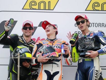 Marc M&aacute;rquez (c) Cal Crutchlow (l) and Valentino Rossi on the podium. 