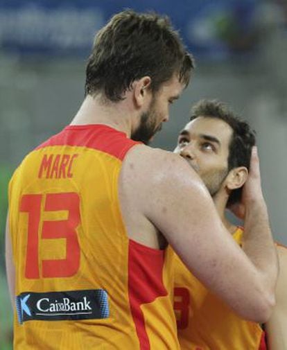 Spanish players Marc Gasol (l) and José Manuel Calderón embrace after the third-place playoff against Croatia.