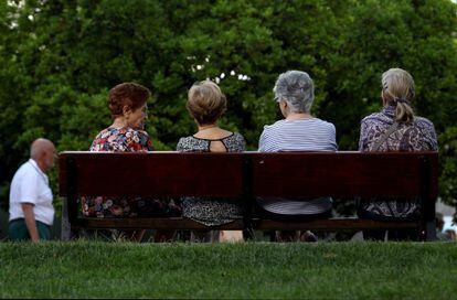 Several elderly people in the Retiro Park, in Madrid.
