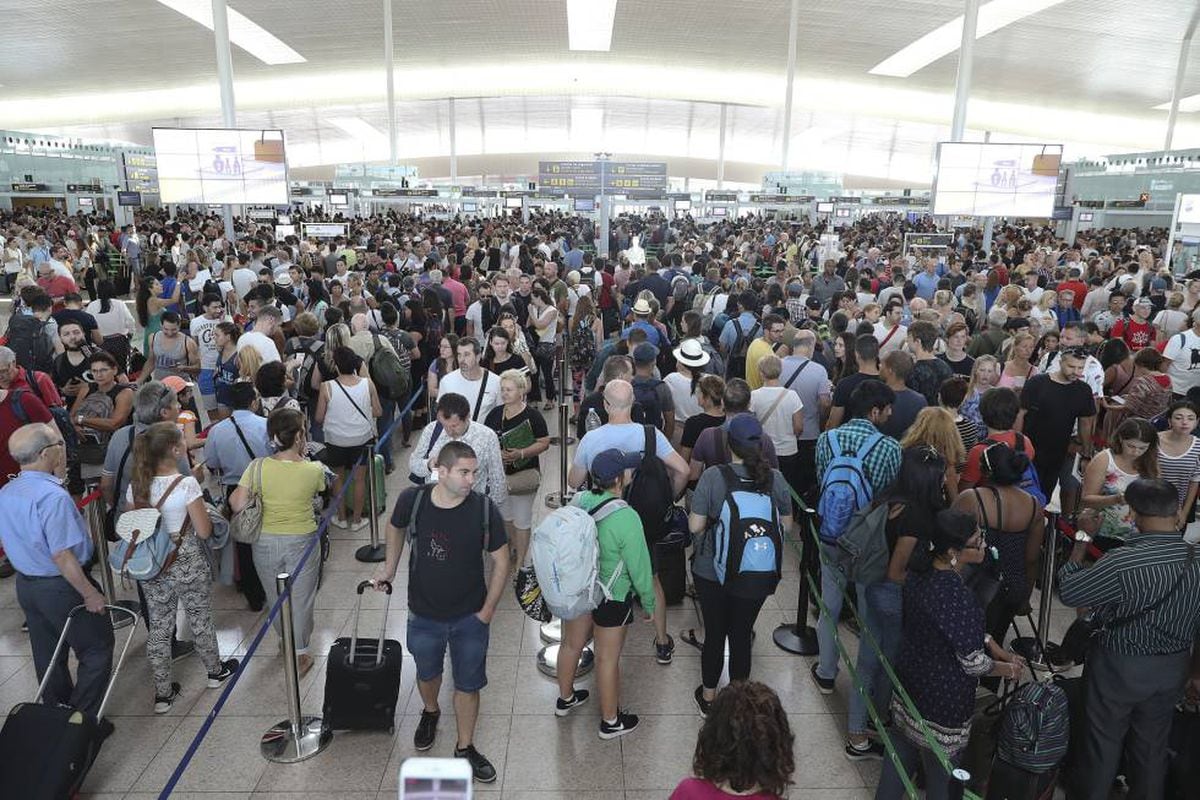 Travel chaos at Spanish airports End to Barcelona airport strike in