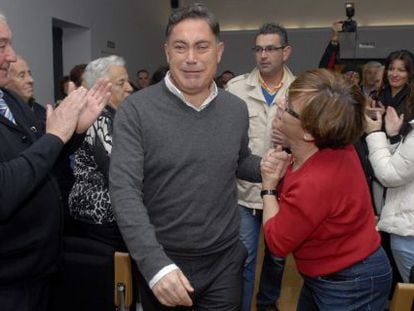 Marcos Martínez Barazón, former chief of the León provincial authority, is applauded by supporters after having spent six weeks in preventive prison in connection with the Púnica case.
