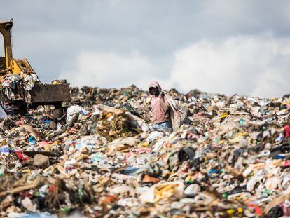 Un reciclador en Duquesa, el mayor vertedero de Latinoamérica, en República Dominicana