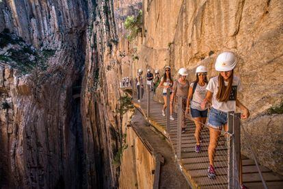 For a long time, the Caminito del Rey – King’s Path – was considered one of the most dangerous trails in the world, but the construction of a brand new footbridge over the old and deteriorated trail in 2015 now allows walkers to safely cross the vertiginous 100-meter-high Gaitanes stretch over the River Guadalhorce. A real treat.