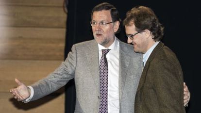 Mariano Rajoy (l) and Manuel Gim&eacute;nez, the son of ETA victim Manuel Gim&eacute;nez Abad, at the PP conference at the weekend.  