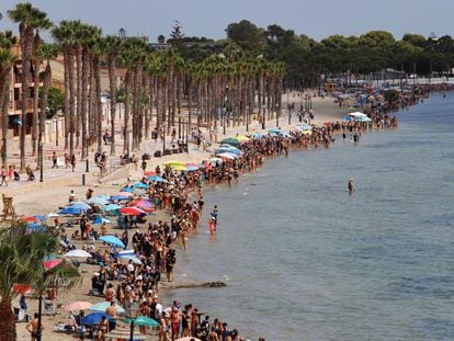 Thousands form a human chain at Mar Menor.