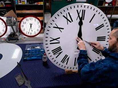 Daylight saving time ends at 2 am local time Sunday, Nov. 6, 2022, when clocks are set back one hour.