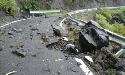 The storm has damaged the GC606 road in the Canary Islands.
