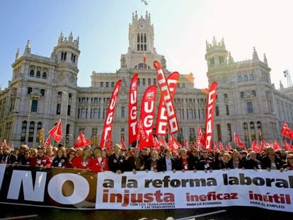 Demonstrators against the government&#039;s labor reforms pass through Plaza de Cibeles in Madrid.