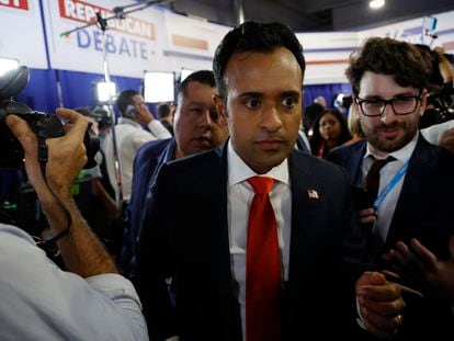 Former biotech executive Vivek Ramaswamy pushes his way through a crowd of reporters in the spin room after the conclusion of the 2024 U.S. presidential campaign in Milwaukee, Wisconsin, U.S., August 23, 2023.