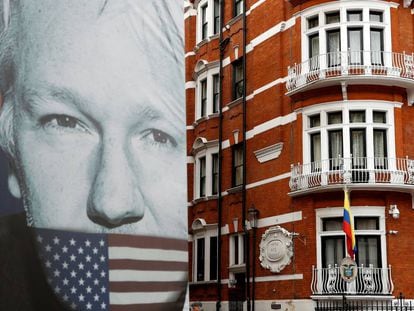 An image of Julian Assange next to the Ecuadorean embassy in London.