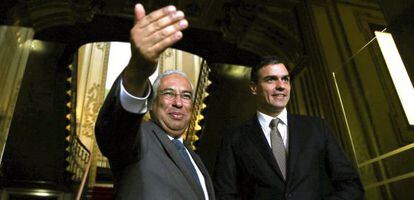 António Costa (l) and Pedro Sánchez in Lisbon on Thursday.