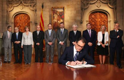 Former Catalan premier Artur Mas signs the decree green-lighting the non-binding independence referendum held in Catalonia in September 2014.
