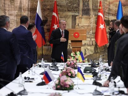President Recep Tayyip Erdogan greets Russian and Ukrainian delegations before negotiations in Istanbul on March 29.