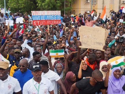 Demonstrators in support of the coup in Niamey, on August 3.