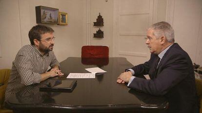 Pablo Crespo (r) is interviewed by Jordi &Eacute;vole on current affairs show Salvados.