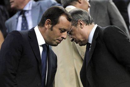 Sandro Rosell, the president of Barcelona FC, and his Real Madrid counterpart, Florentino Pérez, chatting before the second leg of the Supercup in August.