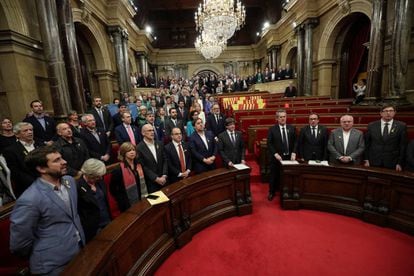 Catalan government and pro independence deputies sing the Catalan anthem after the Catalan regional Parliament declared independence from Spain in Barcelona, October 27, 2017. REUTERS/Albert Gea