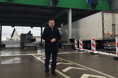 Mayor Robert Šplajt of Kumrovec at a border post with neighboring Slovenia; January 17, 2023.