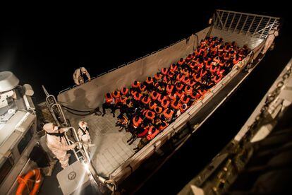 An Italian Navy boat carrying rescued migrants approaches the ‘Aquarius’ on June 9.