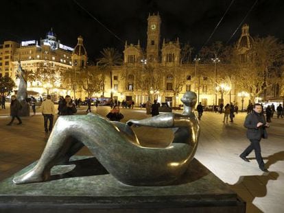 ‘Reclining figure,’ a sculpture by Henry Moore on display at Valencia’s City Hall square.