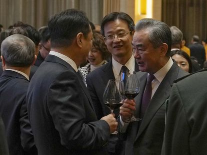 Chinese Foreign Minister Wang Yi (C) toasts with guests at the commemoration of the 45th Anniversary of China-US Diplomatic Relations in Beijing, China, 05 January 2024.