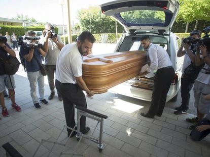 Miguel Blesa's body is taken away after undergoing an autopsy.
