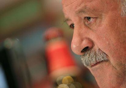 Spain&#039;s national coach Vicente Del Bosque looks on during a press conference after a training session in Schruns.