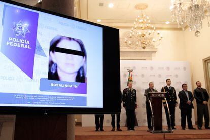 Federal Police announcing the arrest of Rosalinda González Valencia in May 2018. 
